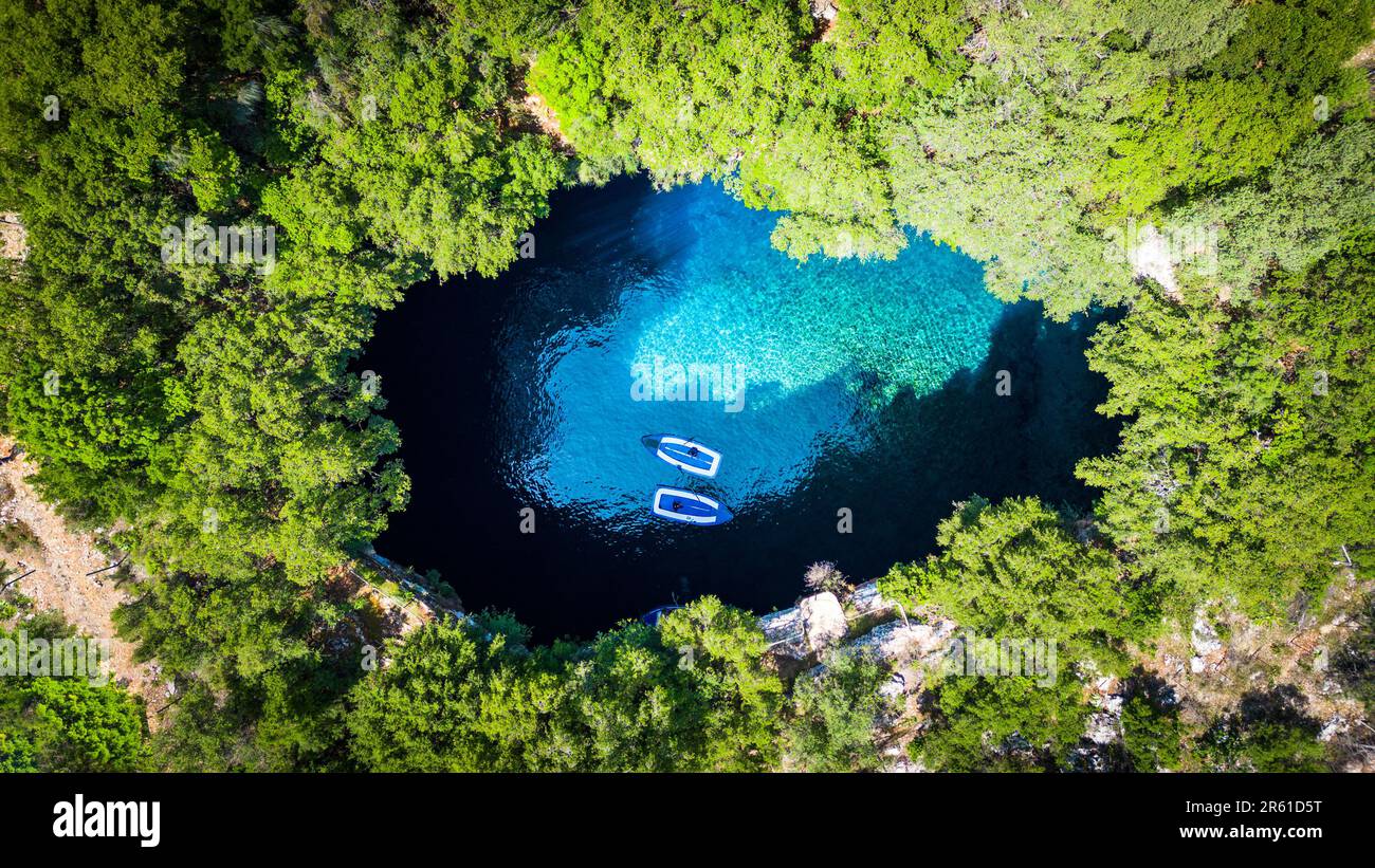 Lago Melissani, isola di Cefalonia. In cima alla Grotta di Melissani nel villaggio di Karavomylos, Grecia, vista dall'alto. Foto Stock