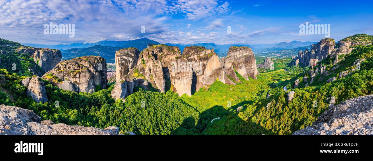 Meteora, Grecia. Famose formazioni rocciose di arenaria e monasteri di Rousanou, Agios Nikolaos Anapafsas, patrimonio mondiale dell'alba. Foto Stock