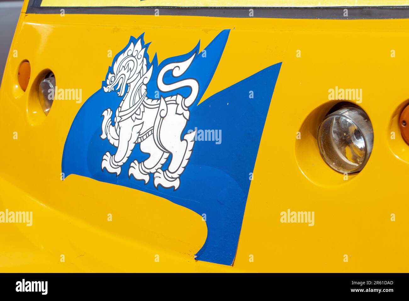 NAN, THAILANDIA, MAGGIO 19 2023, Un davanti di un veicolo con l'immagine del mitico leone dorato - animale mitologico 'Rajasiha o Singha', logo di prodotto Foto Stock