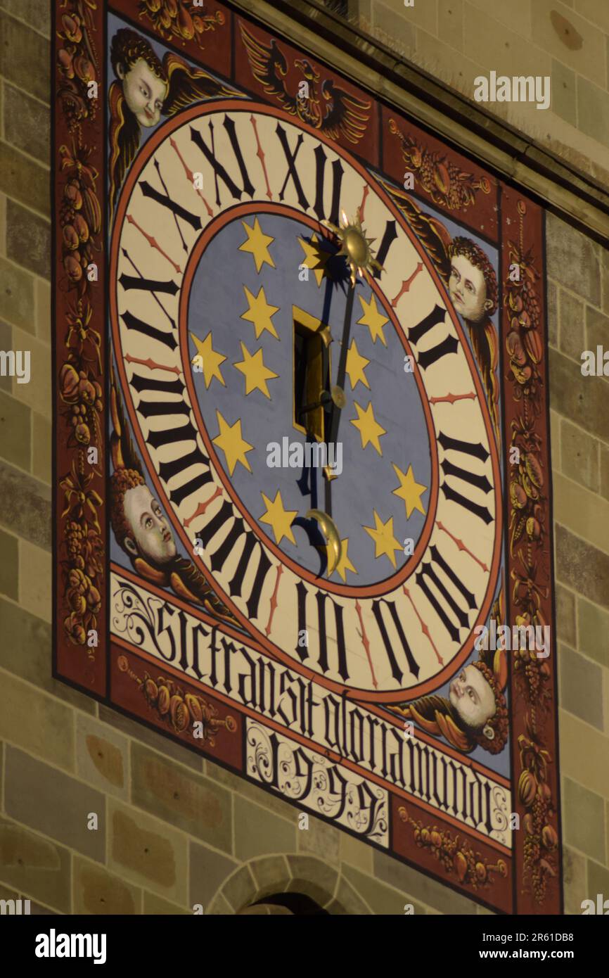 Un orologio di grandi dimensioni è esposto in modo preminente sulla facciata di una struttura, che serve come promemoria del passare del tempo Foto Stock