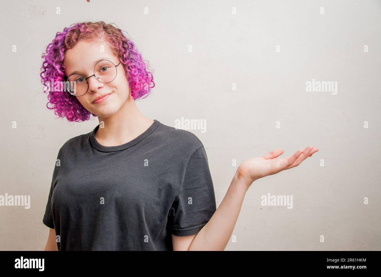 Giovane donna con capelli colorati, sfondo bianco - espressioni facciali Foto Stock