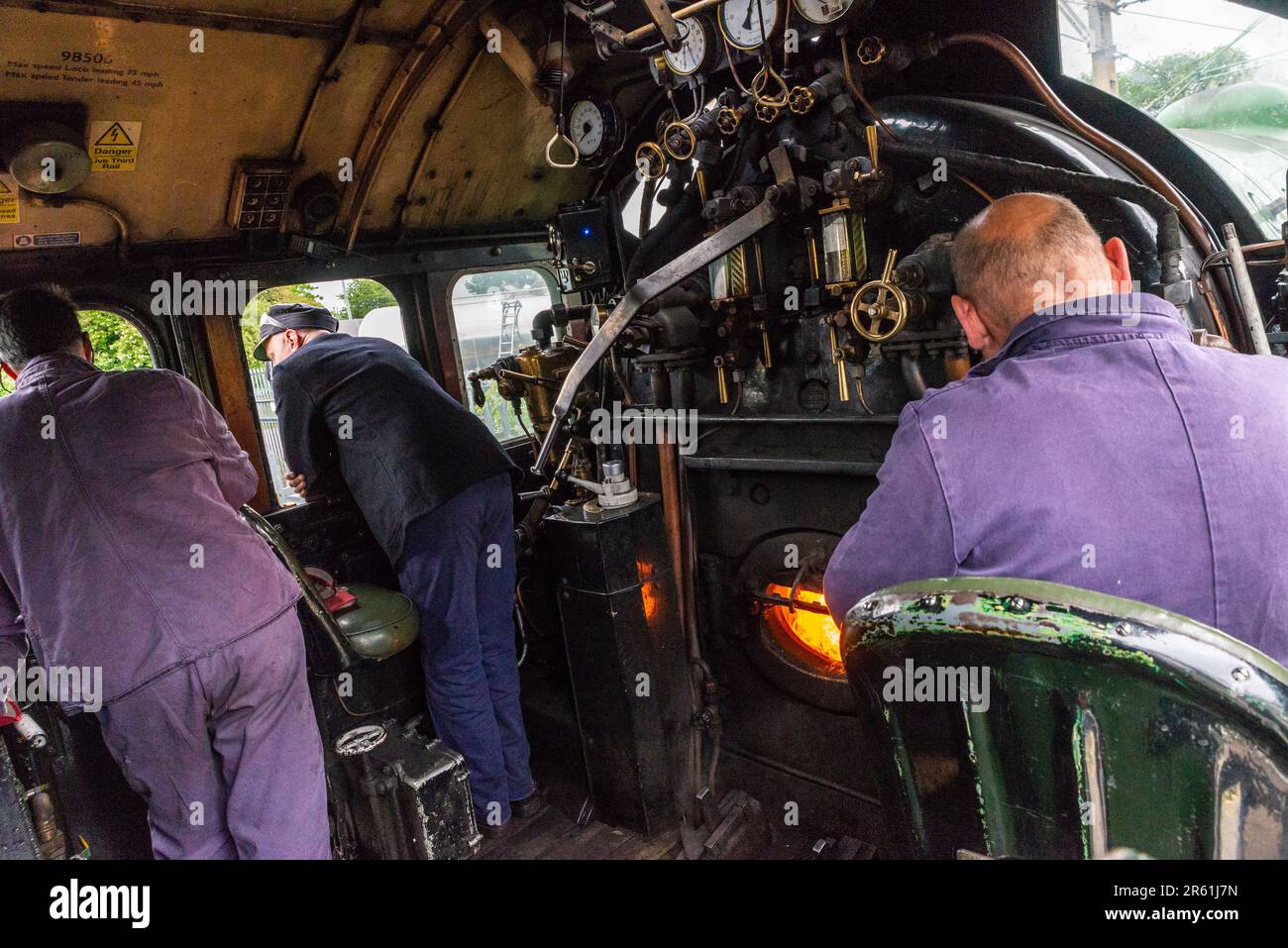 Locomotiva a vapore LNER B1 Classe 61306 Mayflower che trasporta un'escursione di Steam Dreams. Cabina interna con equipaggio e focolare Foto Stock