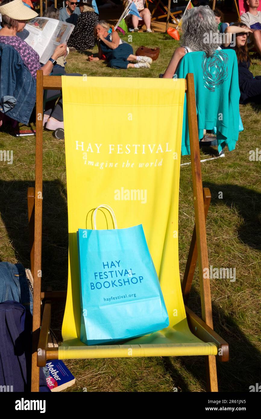 Borsa portadocisteria Turchese blu Hay Festival su sfondo di sedia a sdraio in tela gialla all'Hay Festival 2023 a Hay-on-Wye Galles UK Foto Stock