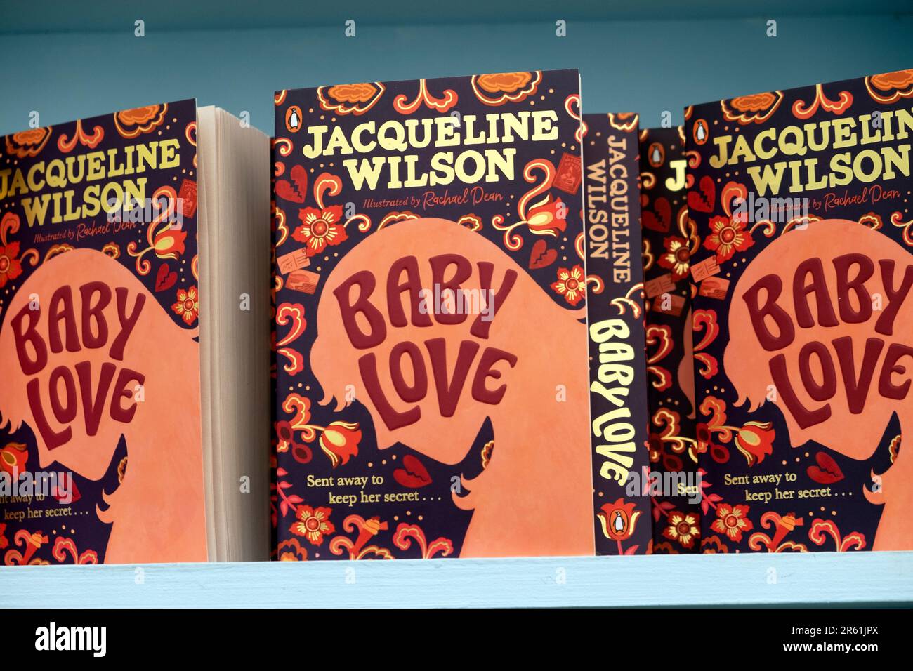 Jacqueline Wilson libro per bambini 'Baby Love' libri su una libreria in libreria libreria alla Hay Festival 2023 Hay on Wye Wales UK KATHY DEWITT Foto Stock