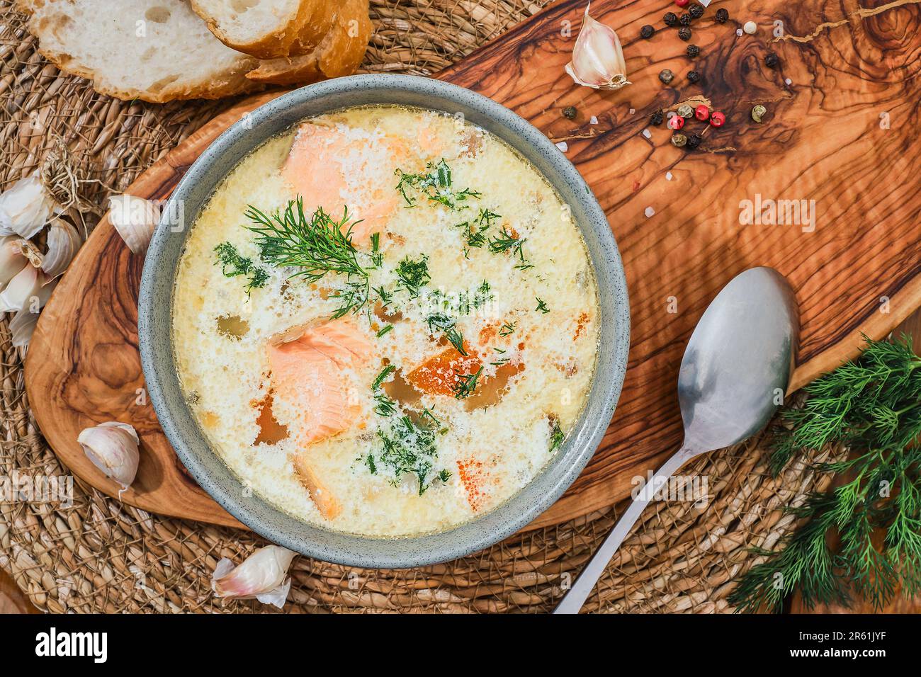 Zuppa di salmone, cremosa e sostanziosa zuppa di salmone finlandese. Cibo pulito, cibo sano e dietetico. Vista dall'alto, piatto completo di zuppa di pesce Foto Stock