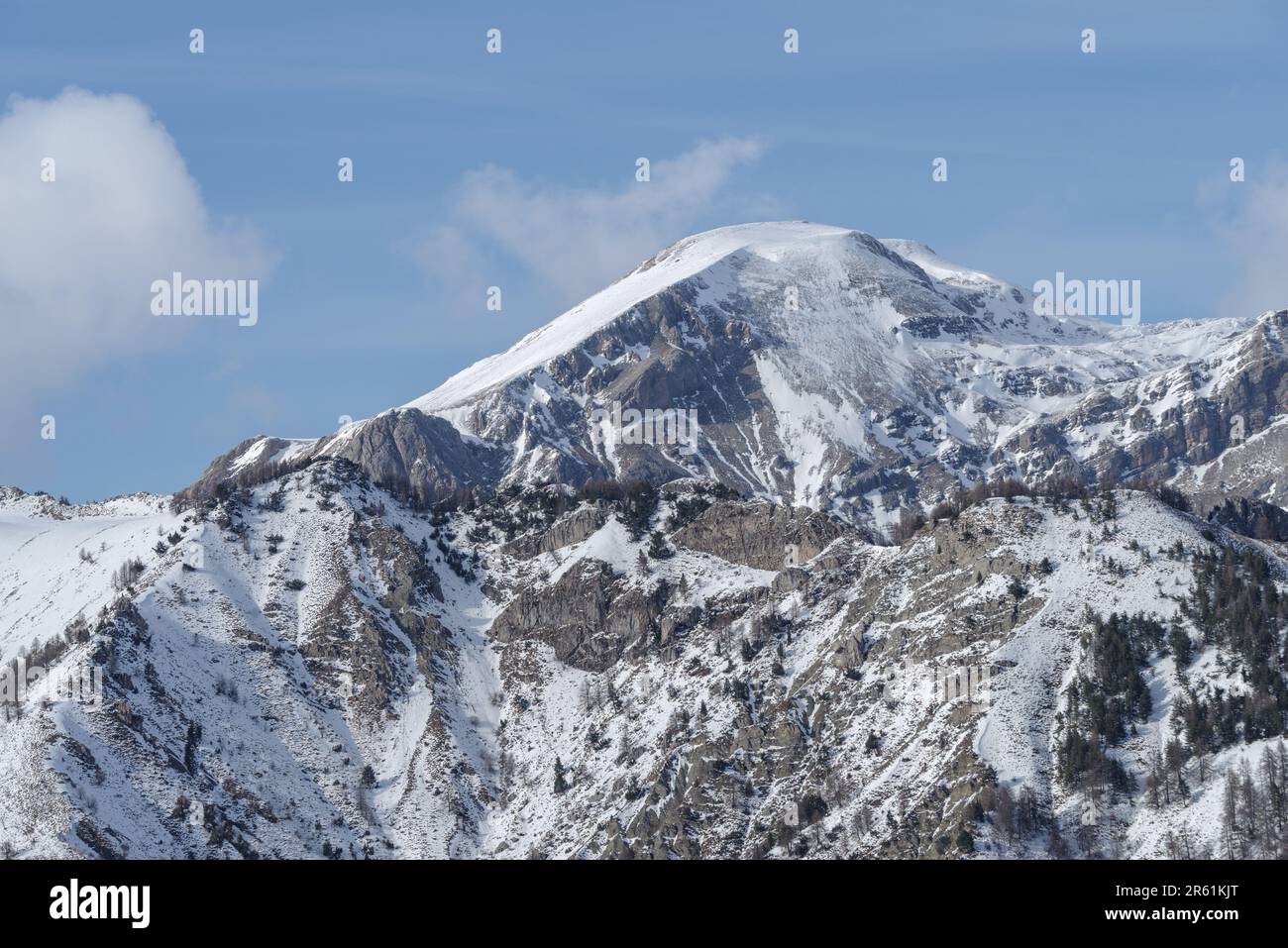 Paesaggio invernale alpino dalle montagne liguri, Piemonte, Provincia di Cuneo, Italia nordoccidentale Foto Stock