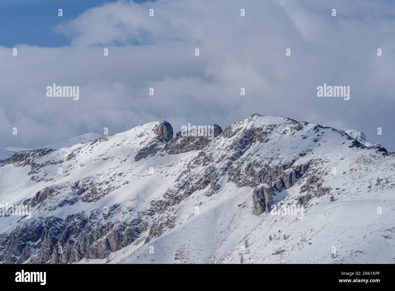 Paesaggio invernale alpino dalle montagne liguri, Piemonte, Provincia di Cuneo, Italia nordoccidentale Foto Stock