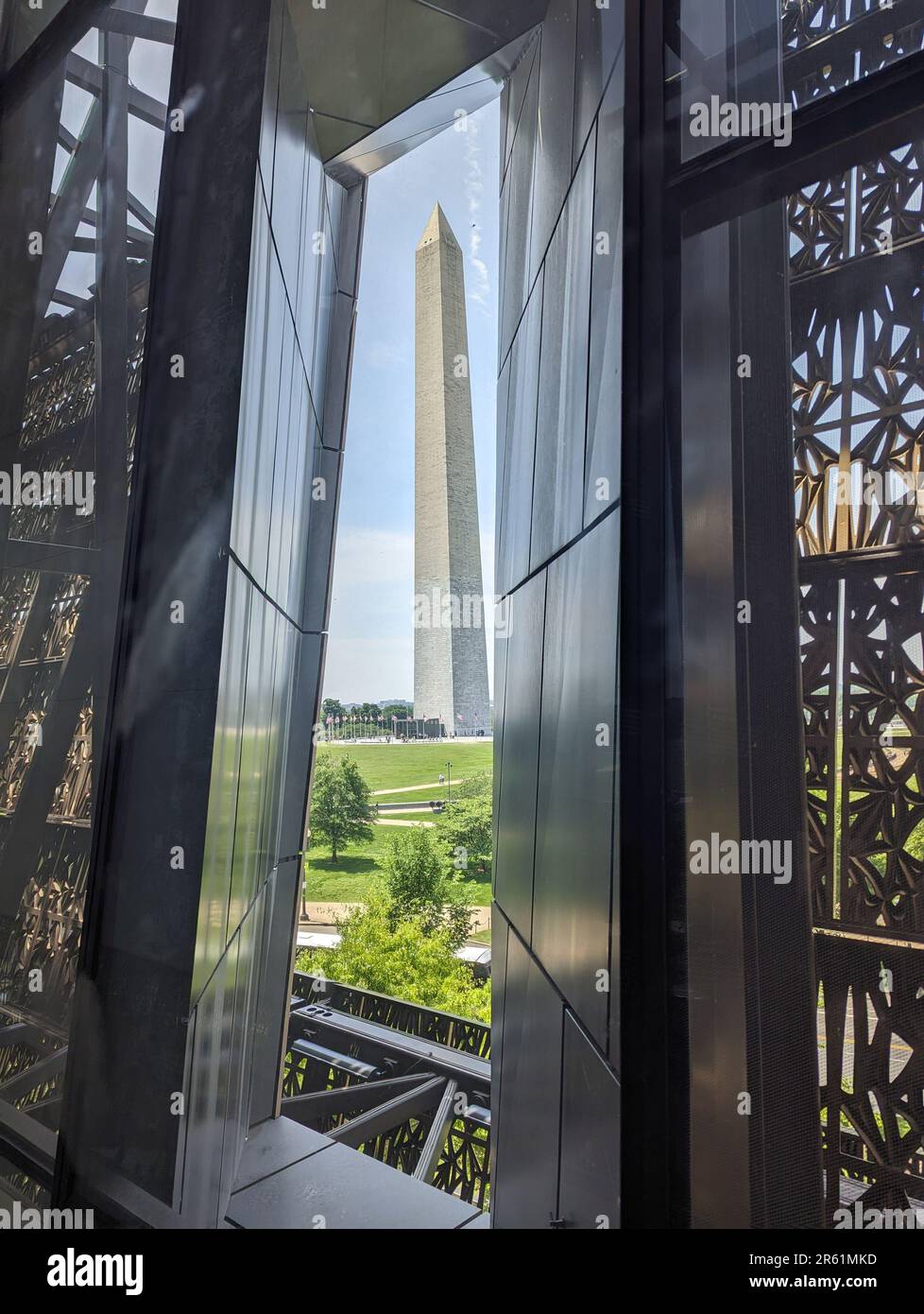 Washington Monument visto attraverso una finestra nel National Museum of African American History and Culture Foto Stock