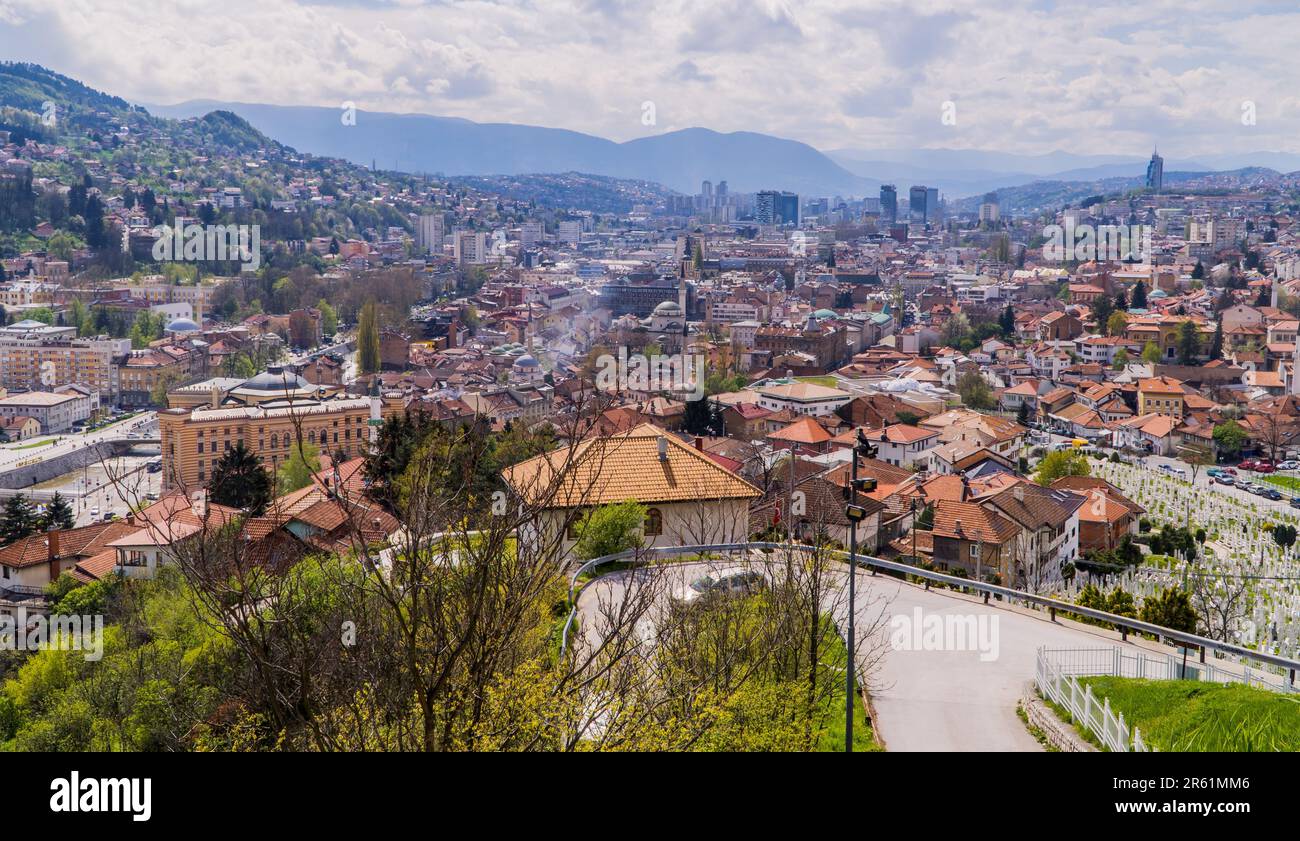 Questa immagine aerea cattura il paesaggio urbano di Sarajevo, Bosnia-Erzegovina Foto Stock