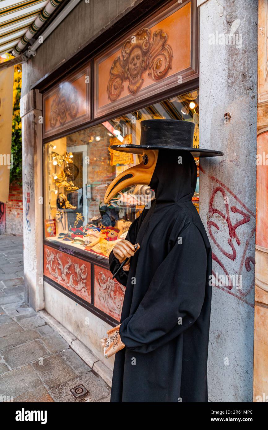 Venezia, Italia - 2 aprile 2022: Varietà di maschere veneziane tradizionali vendute presso uno stand di souvenir a venezia. Foto Stock