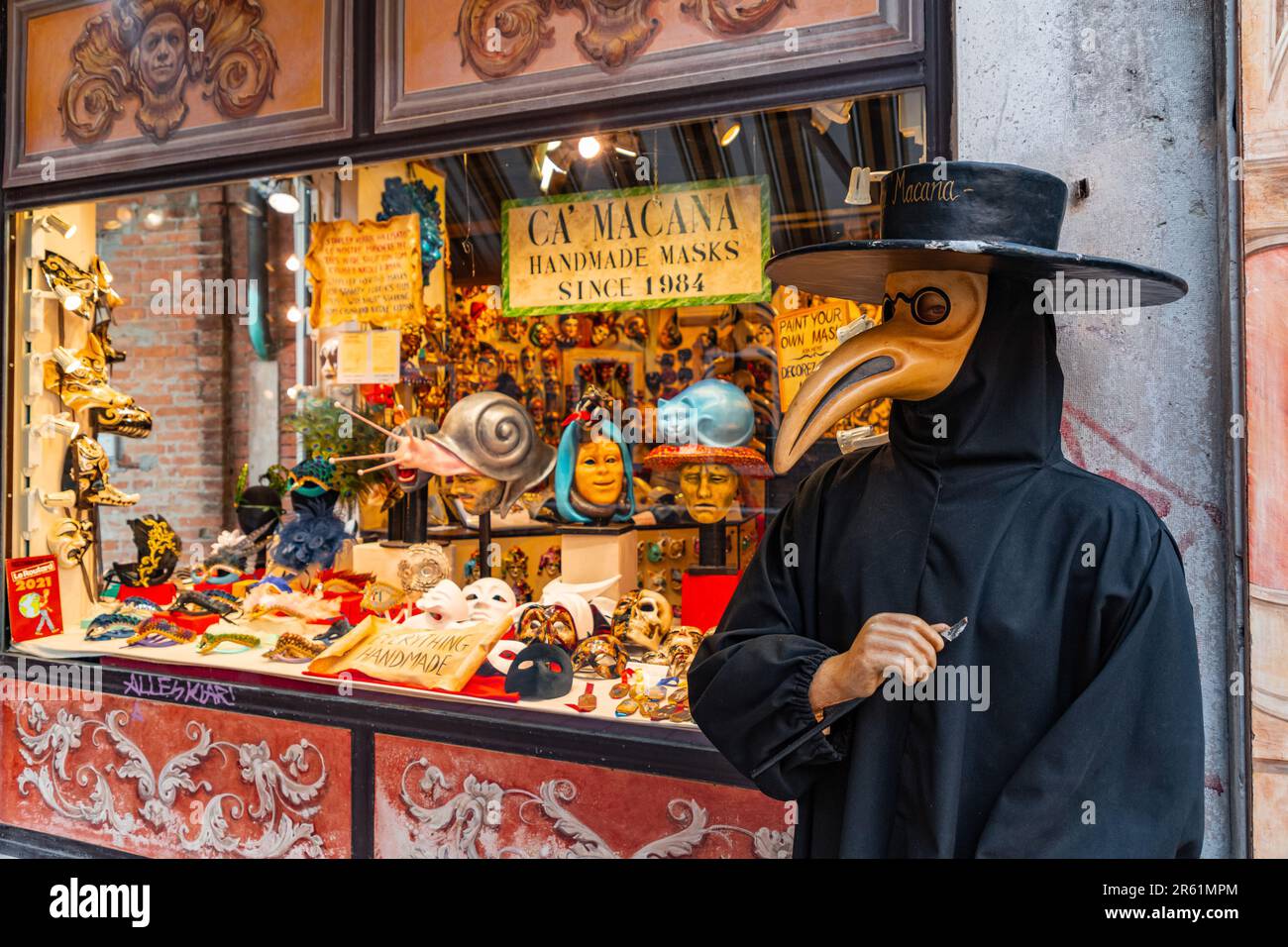 Venezia, Italia - 2 aprile 2022: Varietà di maschere veneziane tradizionali vendute presso uno stand di souvenir a venezia. Foto Stock
