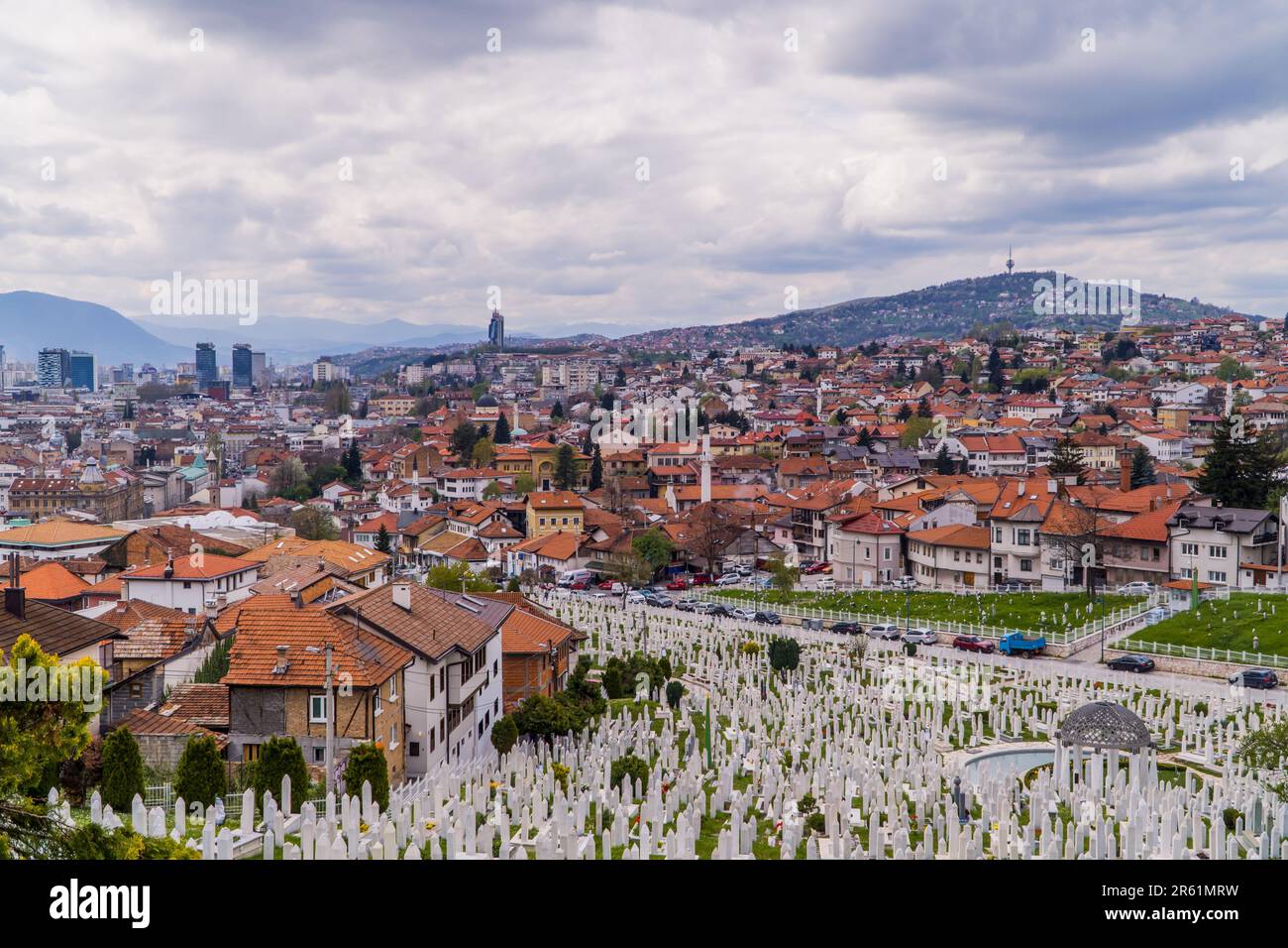 Una vista panoramica della pittoresca Sarajevo immersa nelle colline con un cimitero in primo piano Foto Stock