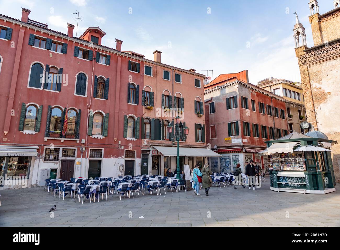 Venezia, Italia - 2 aprile 2022: Campo Santo Stefano è una piazza cittadina nei pressi del Ponte dell'Accademia, nel sestiere di San Marco, Venezia. Foto Stock