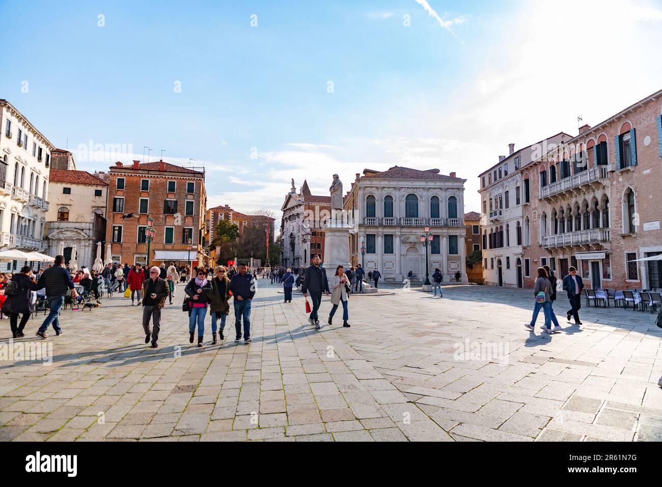 Venezia, Italia - 2 aprile 2022: Campo Santo Stefano è una piazza cittadina nei pressi del Ponte dell'Accademia, nel sestiere di San Marco, Venezia. Foto Stock