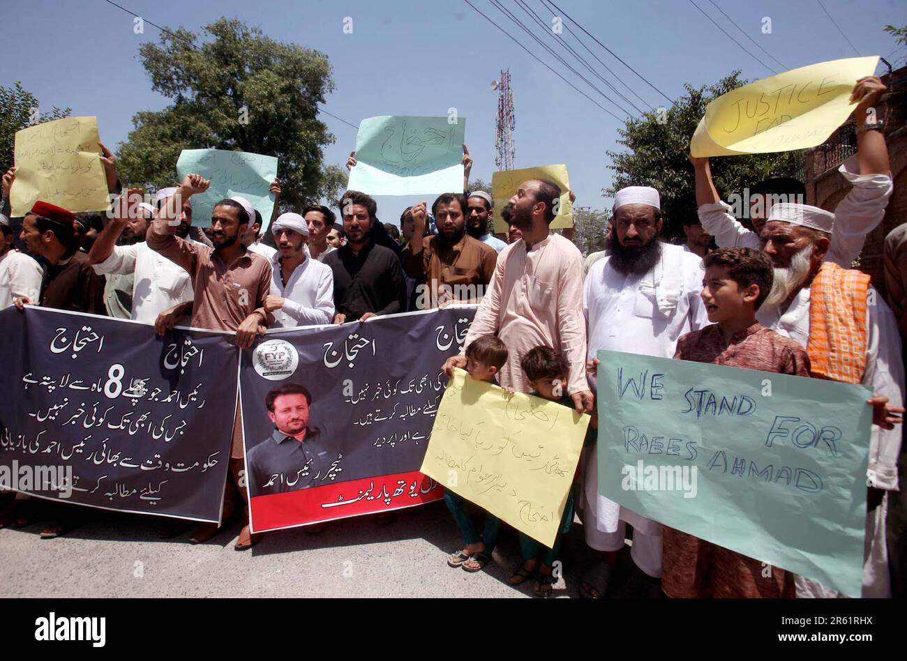 Karachi, Pakistan, 6 giugno 2023. I residenti del Distretto superiore Dir stanno organizzando una manifestazione di protesta contro la scomparsa di Raees Ahmed e chiedendo il suo recupero, tenutasi presso il club stampa di Peshawar martedì 6 giugno 2023. Foto Stock