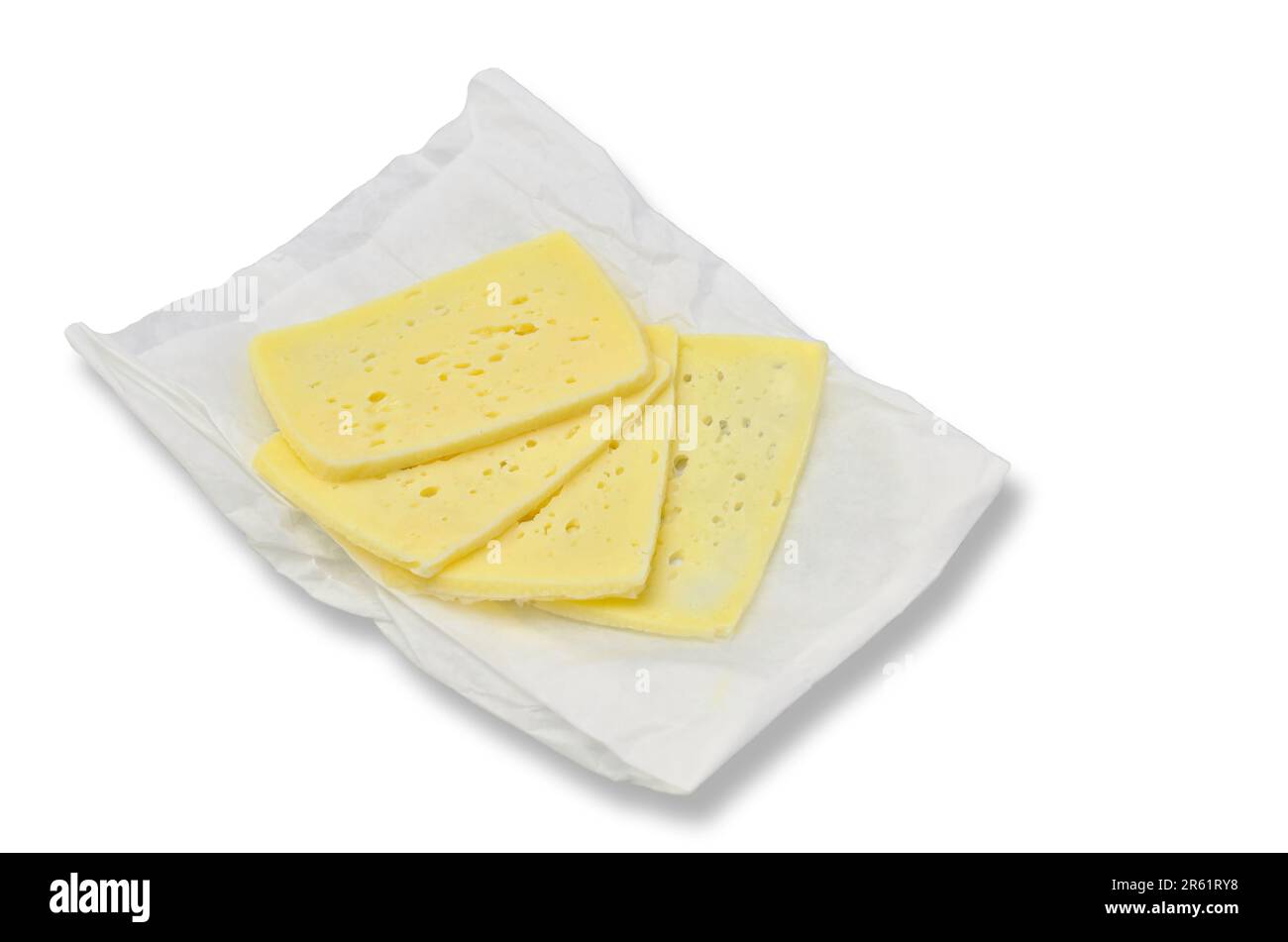 Fette di formaggio Tilsit su carta sandwich, primo piano, isolato su fondo bianco Foto Stock