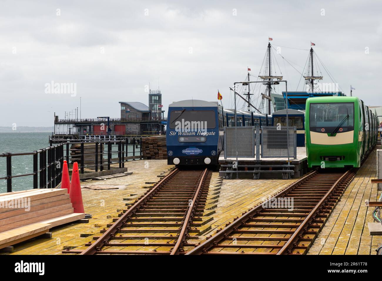 Vecchi e nuovi treni diesel ed elettrici sul Southend Pier, Southend on Sea, Essex, Regno Unito. Treni ferroviari Southend Pier Foto Stock