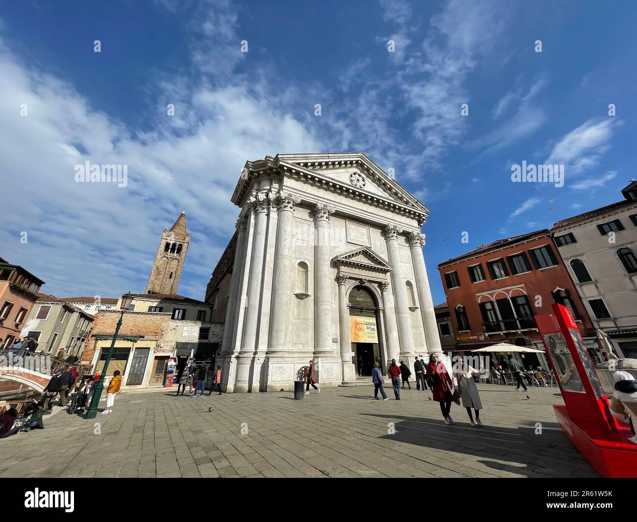 Venezia, 3 aprile 2022: Campo San Barnaba è una piazza del Dorsoduro sestiere di Venezia. La chiesa del quartiere è la San Barnaba. Foto Stock