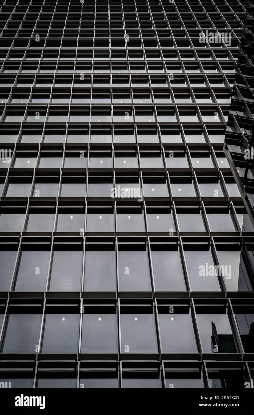 Londra, Regno Unito: Molte finestre su un grattacielo nella City di Londra. Questo è il retro di 100 Bishopsgate visto da Clerks Place. Foto Stock