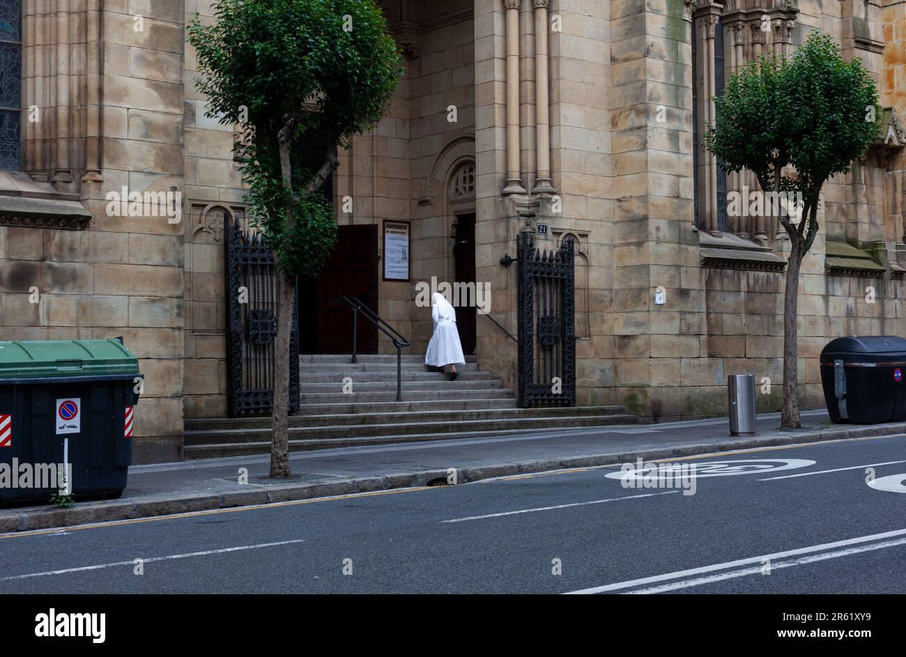 Bilbao, Spagna - 03 agosto 2022: Una suora che indossa un abito bianco sta salendo le scale della chiesa di San Francisco De Asís, conosciuta anche come la Quinta Par Foto Stock