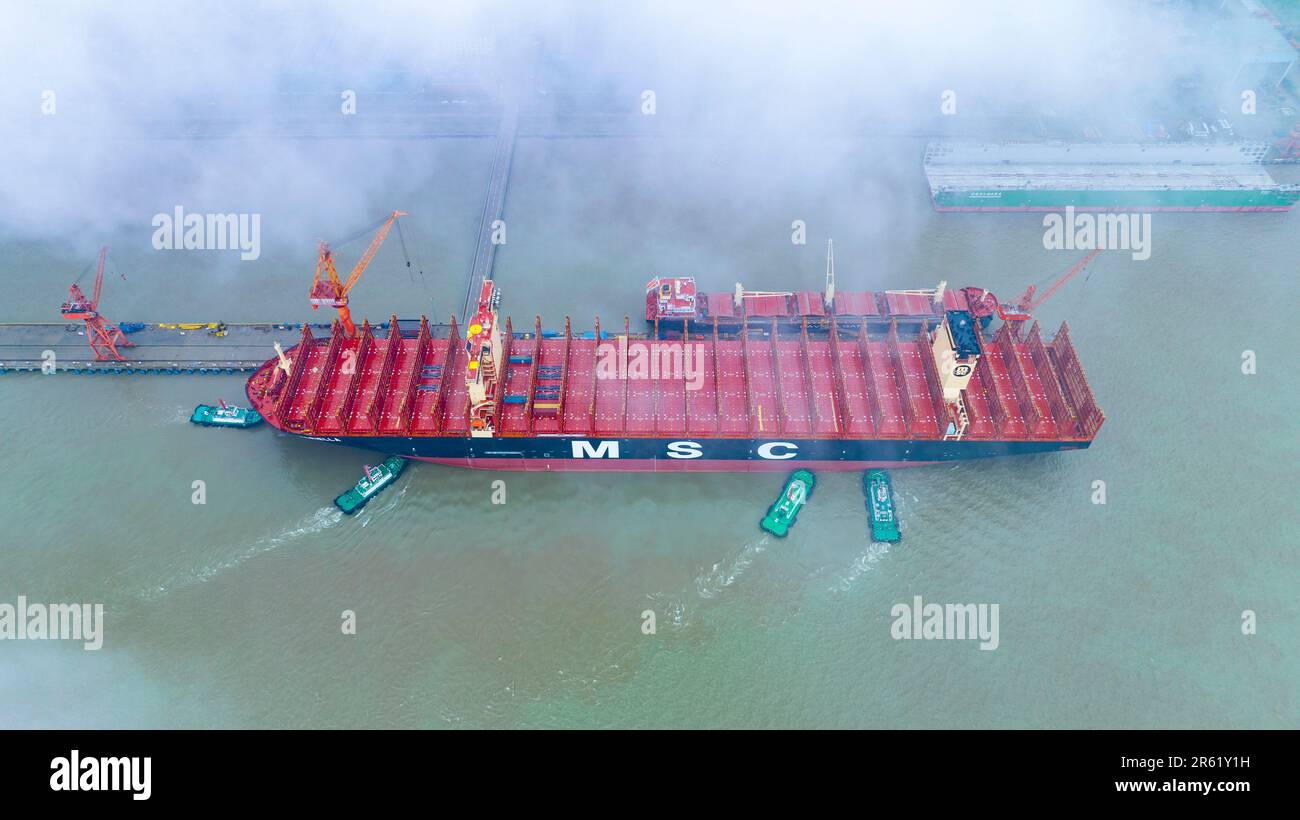 SUZHOU, CINA - 6 GIUGNO 2023 - MSC MARIELLA, la più grande nave container di nuova costruzione del mondo, inizia il suo processo in mare con l'aiuto di rimorchiatori a Suzhou, provincia di Jiangsu, Cina, 6 giugno 2023. MSC MARIELLA ha una lunghezza totale di 399,99 metri, una larghezza di 61,3 metri, una superficie di 24.000 metri quadrati, equivalenti a 3,3 campi da calcio standard, una pila massima di strati di contenitori di 25 piani, pari all'altezza di 22 piani, e può caricare un record 24.346 20-piedi contenitori standard alla volta. (Foto di Costfoto/NurPhoto) Foto Stock