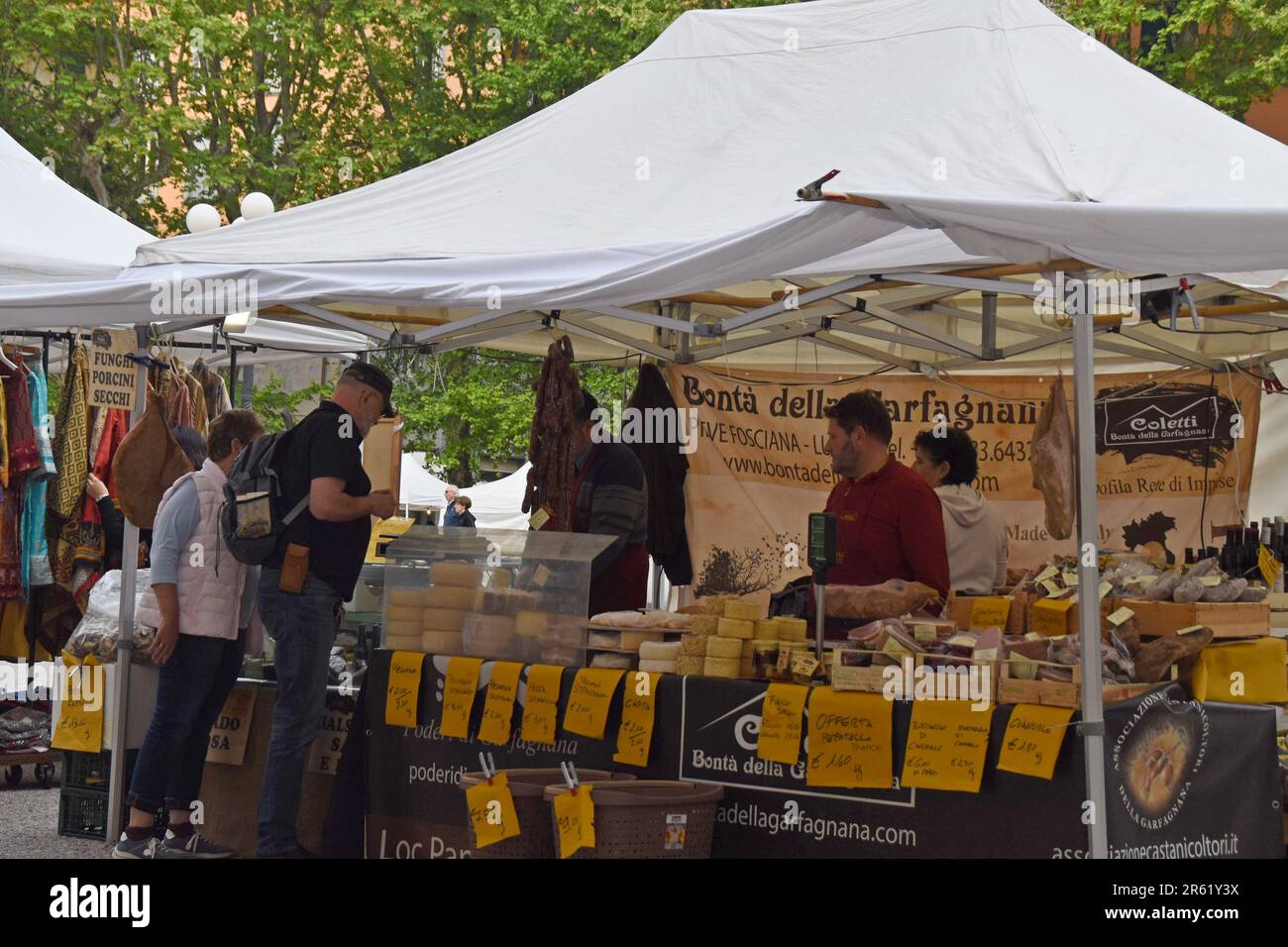 Le persone che navigano in bancarelle presso il mercato artigianale del cibo e dell'artigianato in Piazza Napoleone, Lucca, Toscana, Italia, aprile 2023 Foto Stock