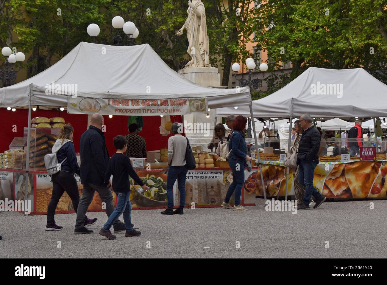Le persone che navigano in bancarelle presso il mercato artigianale del cibo e dell'artigianato in Piazza Napoleone, Lucca, Toscana, Italia, aprile 2023 Foto Stock
