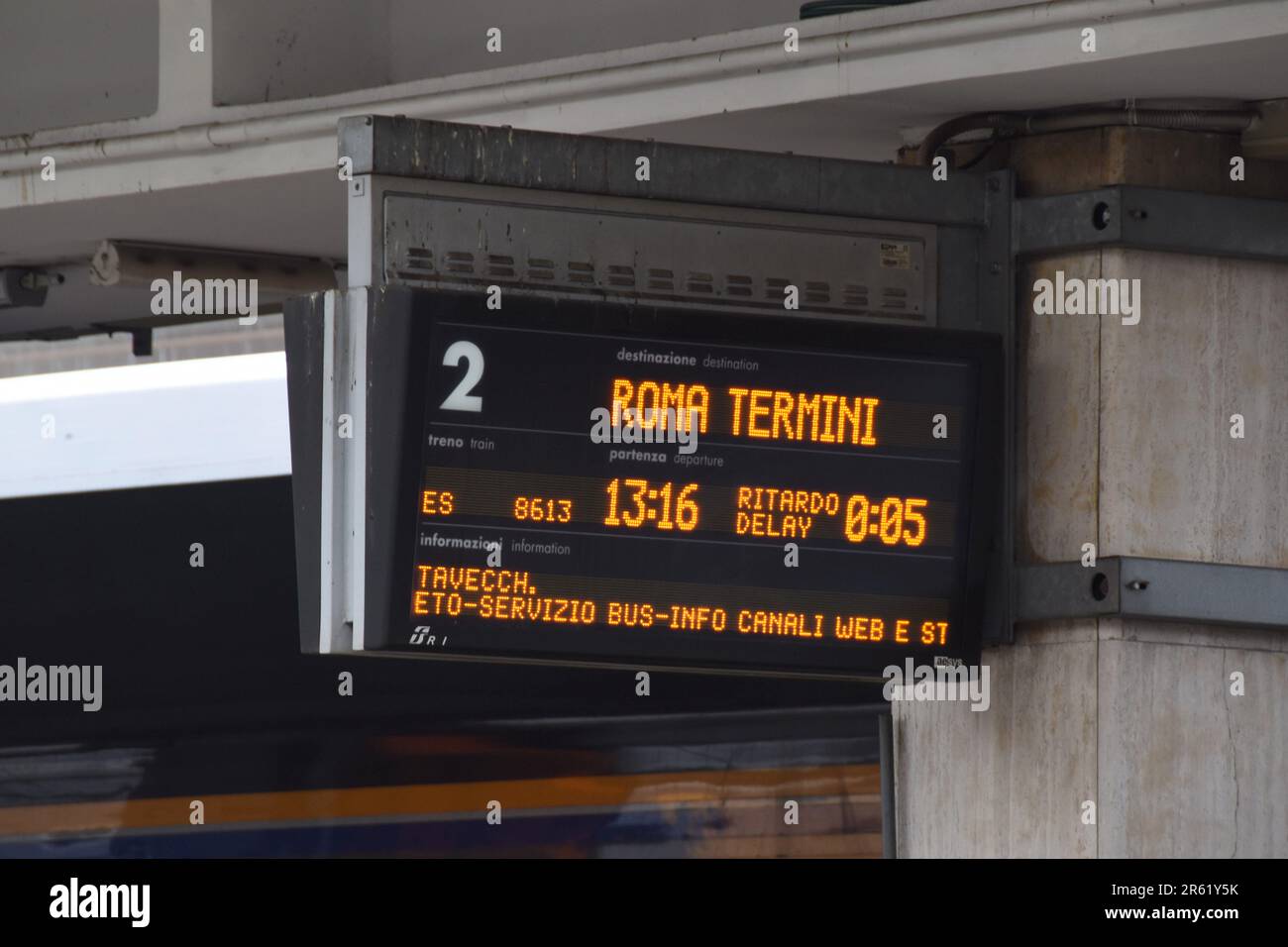 Un indicatore a matrice di punti alla stazione ferroviaria di la Spezia, Italia, che mostra il ritardo di un treno in ritardo. Aprile 2023 Foto Stock