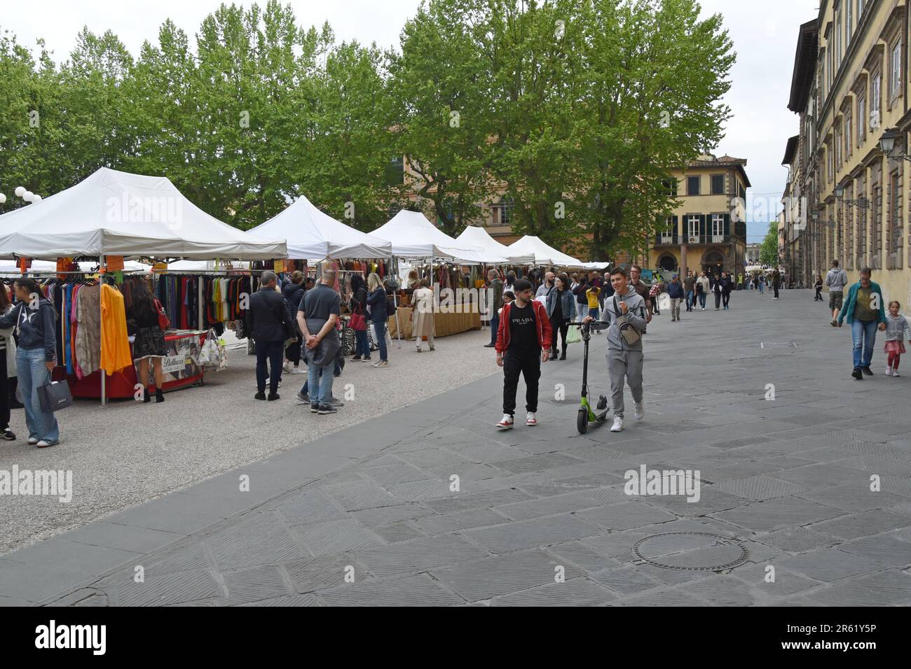 Le persone che navigano in bancarelle presso il mercato artigianale del cibo e dell'artigianato in Piazza Napoleone, Lucca, Toscana, Italia, aprile 2023 Foto Stock