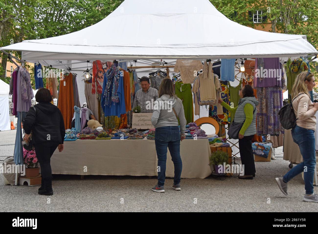 Le persone che navigano in bancarelle presso il mercato artigianale del cibo e dell'artigianato in Piazza Napoleone, Lucca, Toscana, Italia, aprile 2023 Foto Stock