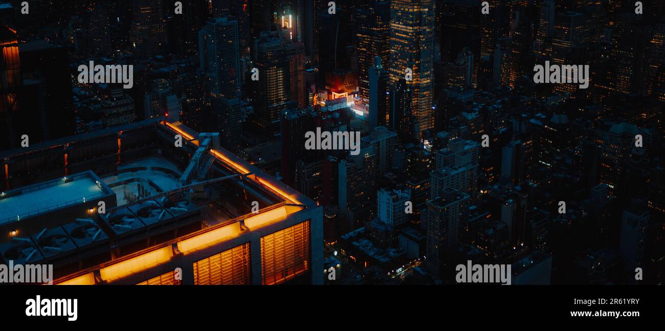 Vista aerea dell'iconica Times Square a New York City durante la serata, che mostra gli edifici e le strade illuminati tra loro Foto Stock