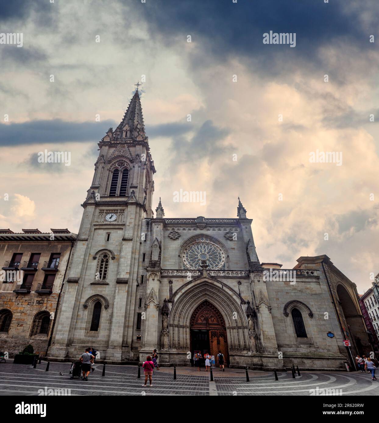 Bilbao, Spagna - 2nd aprile 2023: Turisti e cittadini che camminano di fronte alla Cattedrale di Santiago a Bilbao Foto Stock