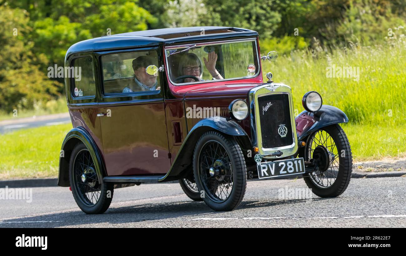 Stony Stratford, Regno Unito - 4th 2023 giugno: 1932 AUSTIN SETTE auto d'epoca in viaggio su una strada di campagna inglese. Foto Stock
