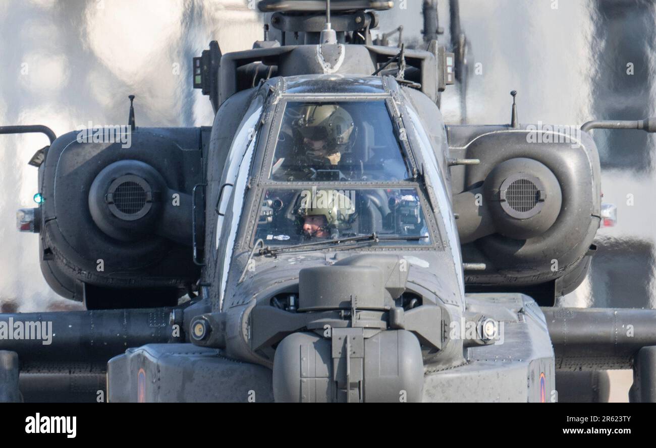 Ramstein Miesenbach, Germania. 06th giugno, 2023. NEGLI STATI UNITI L'elicottero Army Apache Attack atterra ai margini dell'esercizio militare 'Saber Guardian 23' presso la base aerea di Ramstein. Credit: Boris Roessler/dpa/Alamy Live News Foto Stock