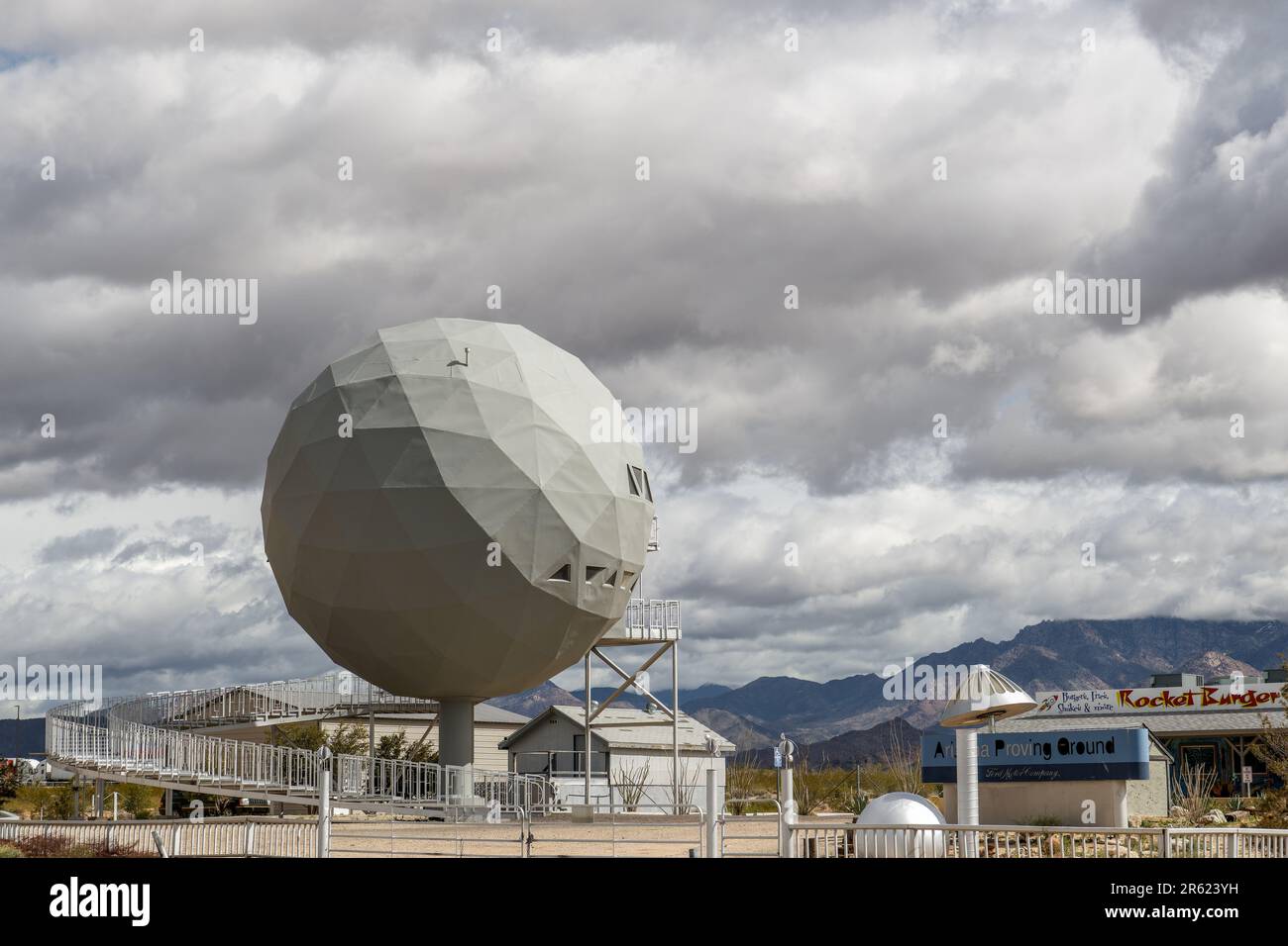 Yucca, AZ - 11 marzo 2023: 40 piedi di diametro Geodesic Dome siede accanto alla Interstate 40 con un segno per l'Arizona Proving Ground per Ford Motor C. Foto Stock