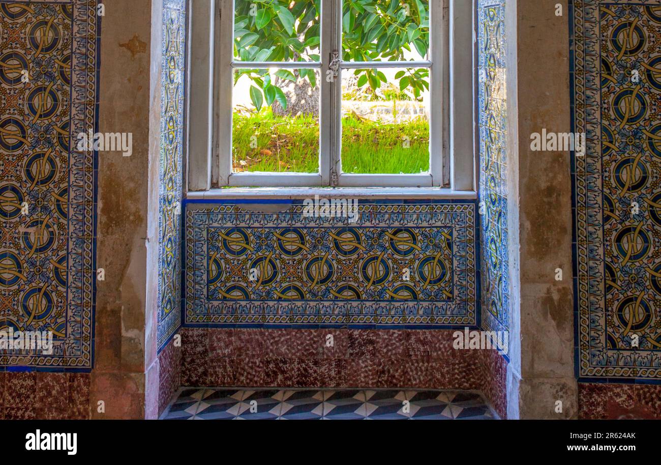 Coimbra, Portogallo - Settembre 6th 2019: Plinto colorato di piastrelle smaltate. Università di Coimbra. Vista sull'edificio interno Foto Stock Coimbra, Portogallo - Settembre 6th 2019: Plinto colorato di piastrelle smaltate. Università di Coimbra. Vista sull'edificio interno Foto Stock