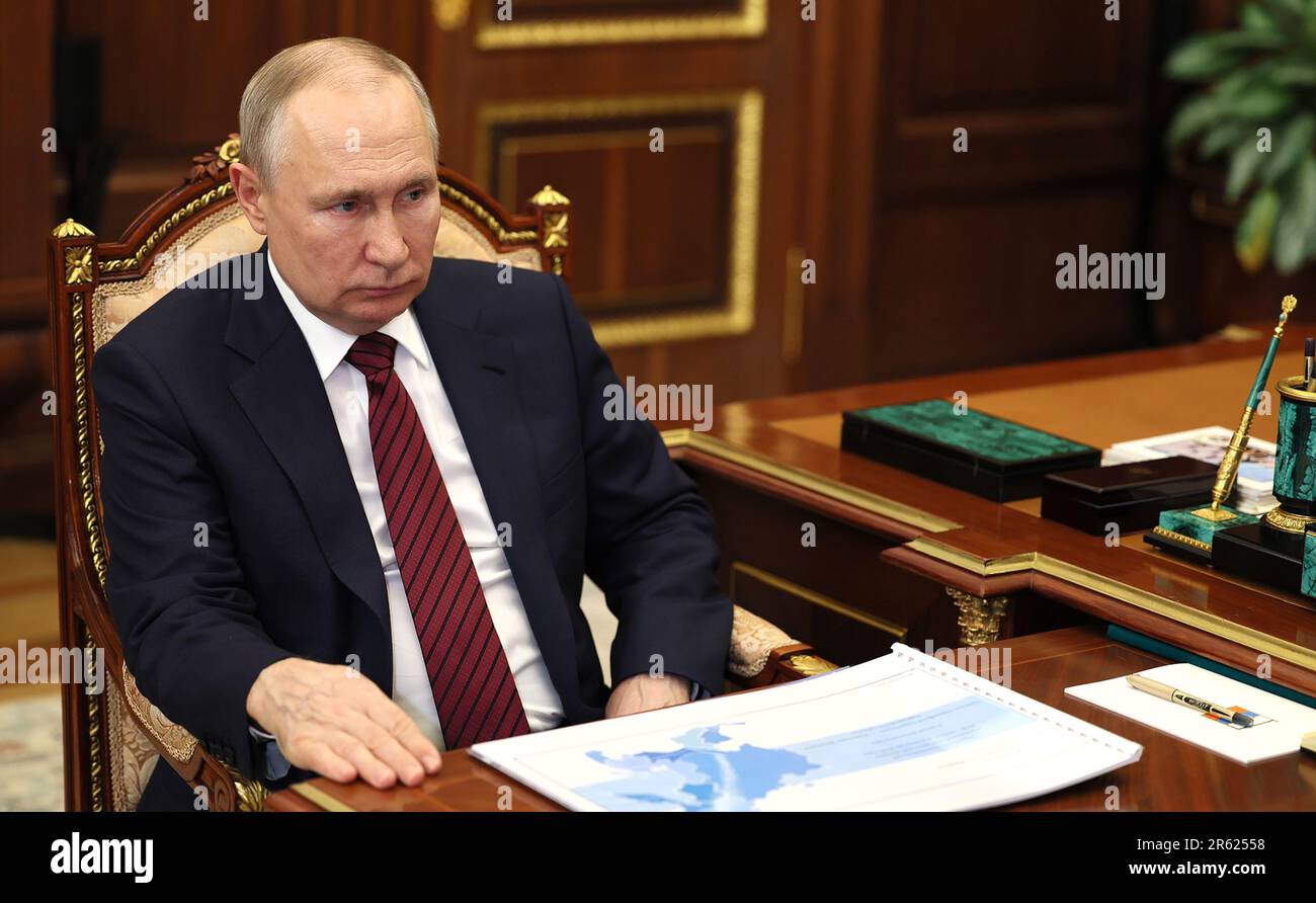Mosca, Federazione russa. 06th giugno, 2023. Il presidente russo Vladimir Putin incontra il governatore della regione Magadan Sergey Nosov (non visto) al Cremlino, a Mosca, Russia. Foto di Kremlin POOL/ Credit: UPI/Alamy Live News Foto Stock