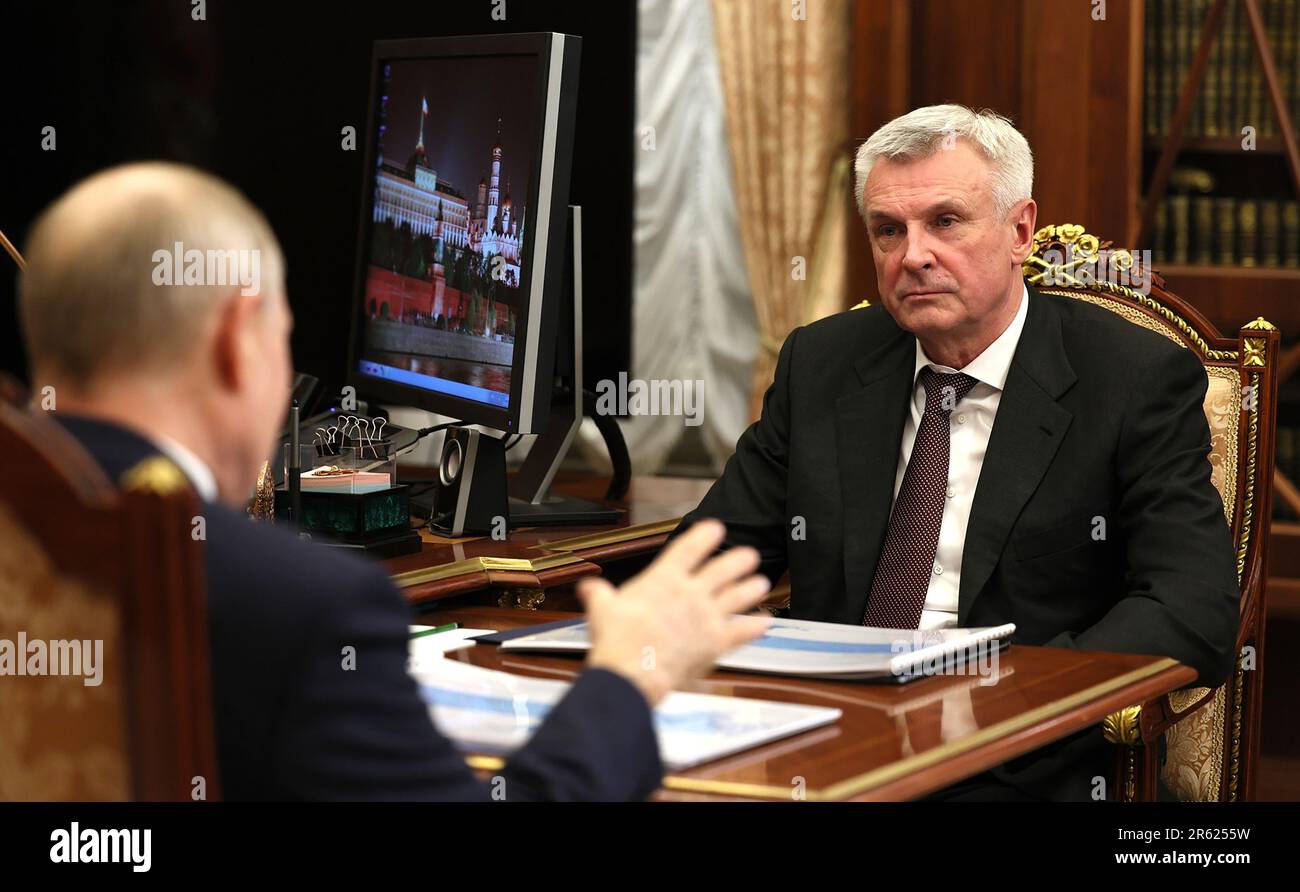 Mosca, Federazione russa. 06th giugno, 2023. Il presidente russo Vladimir Putin (L) incontra il governatore della regione Magadan Sergey Nosov al Cremlino, a Mosca, Russia. Foto di Kremlin POOL/ Credit: UPI/Alamy Live News Foto Stock