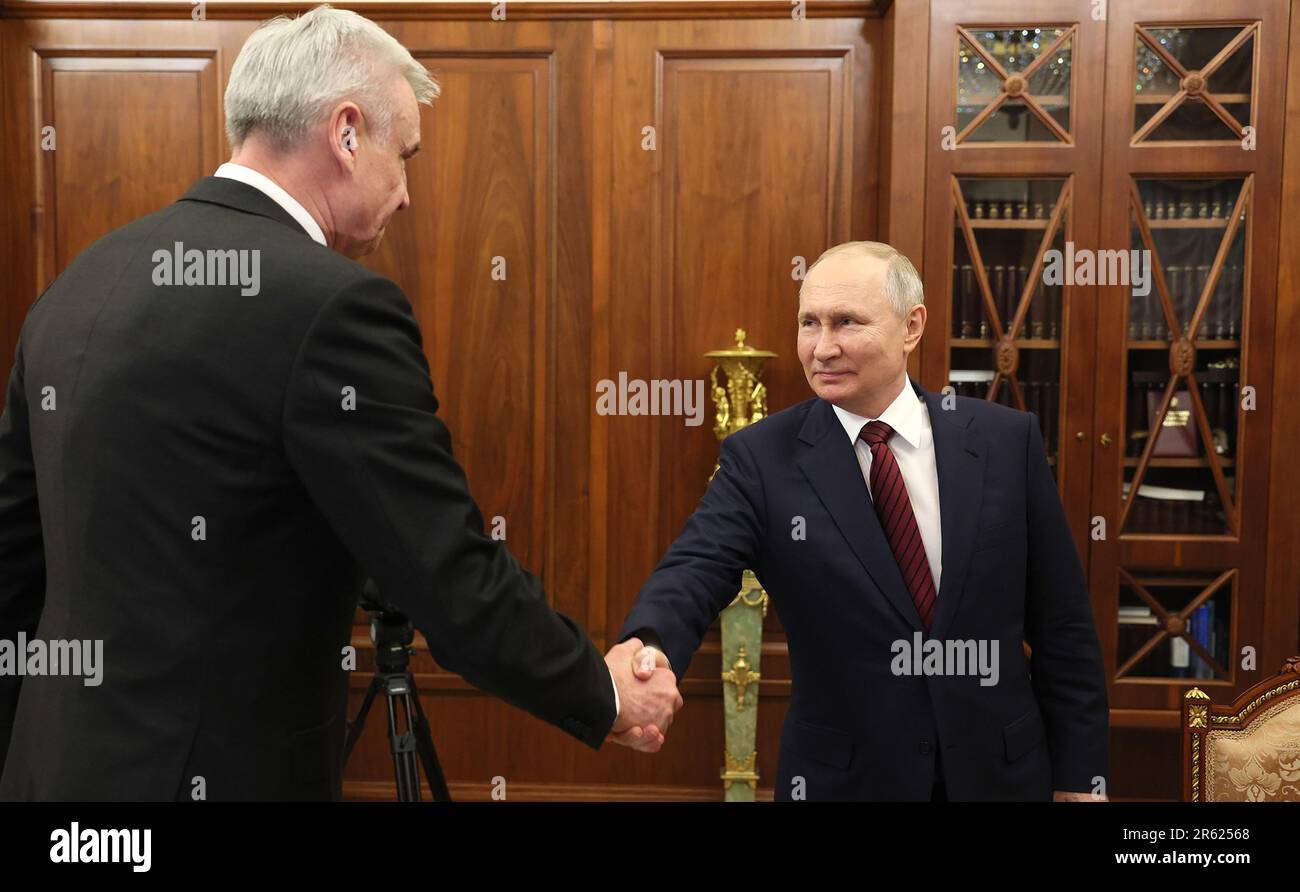 Mosca, Federazione russa. 06th giugno, 2023. Il presidente russo Vladimir Putin (R) incontra il governatore della regione Magadan Sergey Nosov al Cremlino, a Mosca, Russia. Foto di Kremlin POOL/ Credit: UPI/Alamy Live News Foto Stock