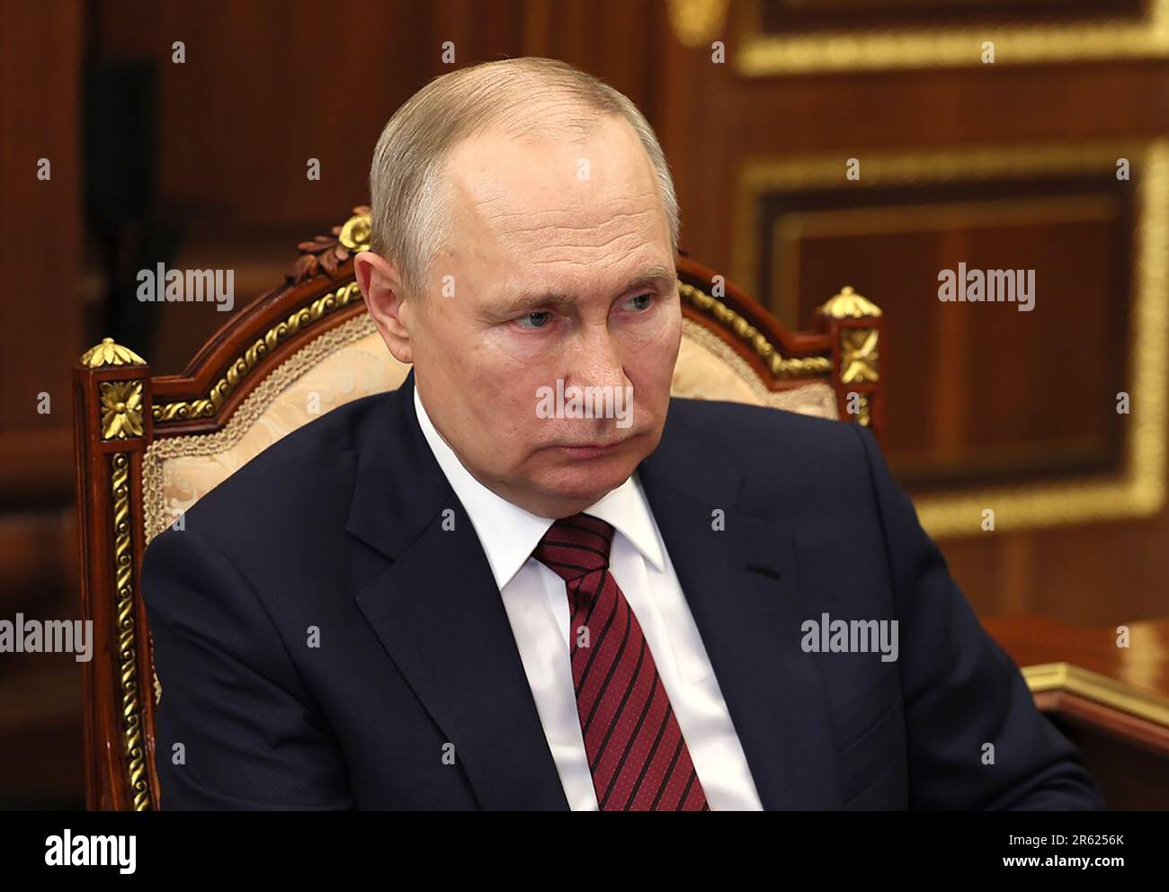 Mosca, Federazione russa. 06th giugno, 2023. Il presidente russo Vladimir Putin incontra il governatore della regione Magadan Sergey Nosov (non visto) al Cremlino, a Mosca, Russia. Foto di Kremlin POOL/ Credit: UPI/Alamy Live News Foto Stock