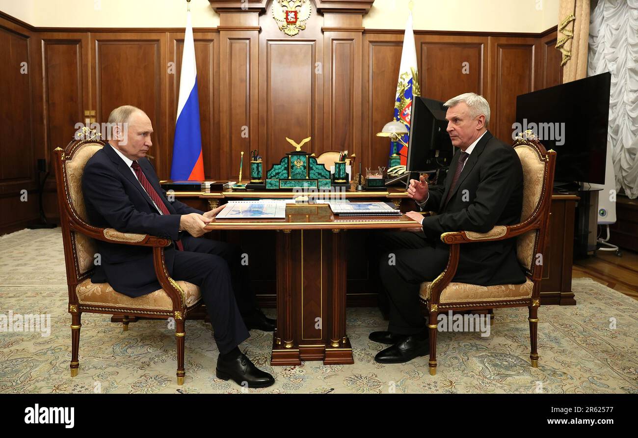 Mosca, Federazione russa. 06th giugno, 2023. Il presidente russo Vladimir Putin (L) incontra il governatore della regione Magadan Sergey Nosov al Cremlino, a Mosca, Russia. Foto di Kremlin POOL/ Credit: UPI/Alamy Live News Foto Stock