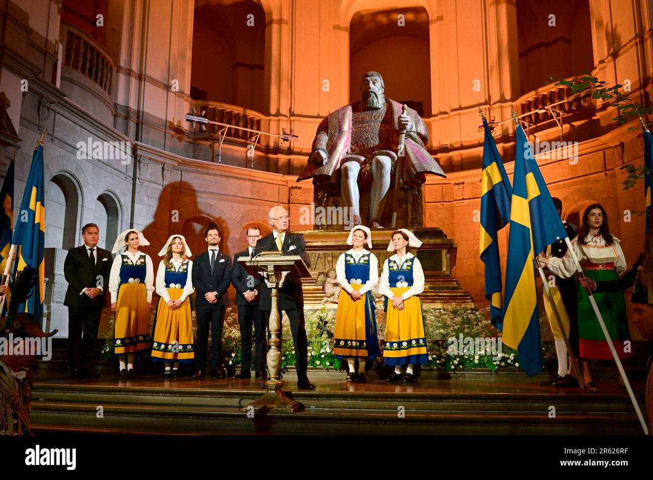 Stoccolma, Svezia. 06th giugno, 2023. STOCCOLMA 20230606King Carl XVI Gustaf parla al ricevimento della Giornata Nazionale presso il Museo nordico di fronte alla statua di Gustav Vasa. Dietro di lui da sinistra Christopher o'Neill, Principessa Madeleine, Principessa Sofia, Principe Carl Philip, Principe Daniel, Crown Princess Victoria, Regina Silvia, Stoccolma, Svezia, 6 giugno 2023. Foto: Jonas Ekströmer/TT/code 10030 Credit: TT News Agency/Alamy Live News Foto Stock