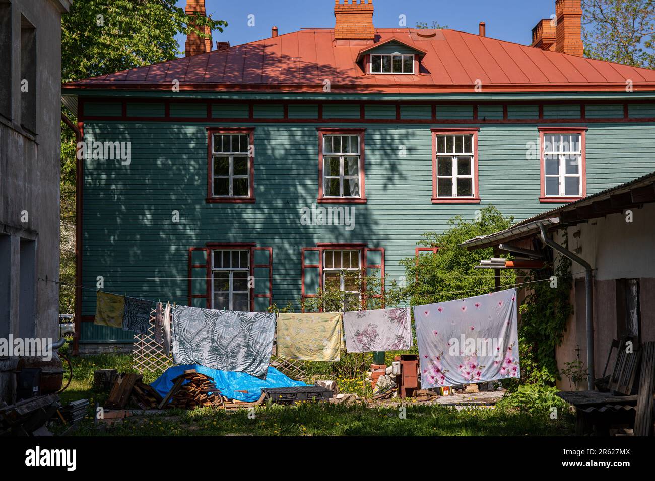 Asciugatura della lavanderia sulla linea di abbigliamento nel quartiere Kopli di Tallinn, Estonia Foto Stock