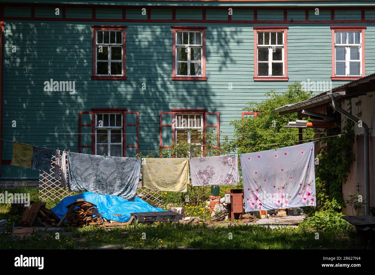 Asciugatura della lavanderia sulla linea di abbigliamento nel quartiere Kopli di Tallinn, Estonia Foto Stock