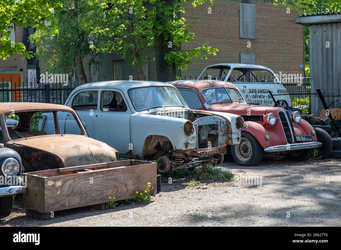 Derelict vecchie automobili a Kaevuri 1 nel distretto di Kopli di Tallinn, Estonia Foto Stock