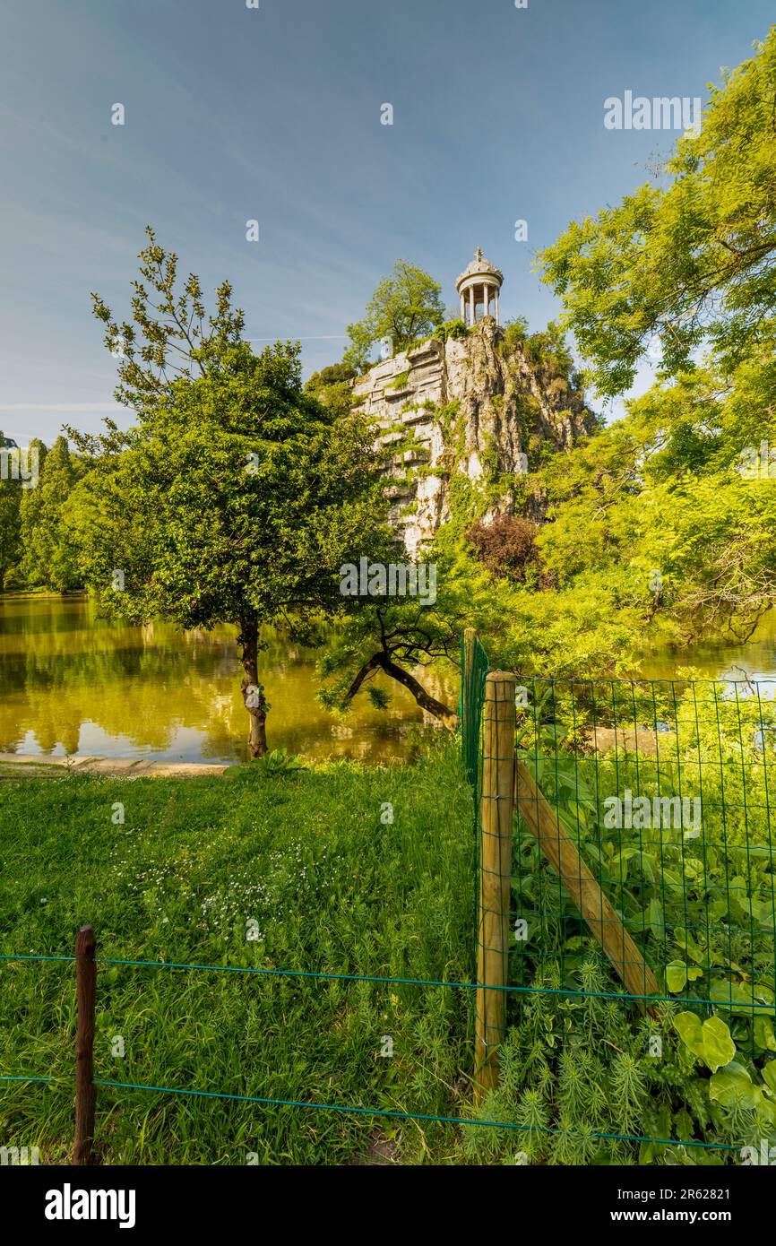 Il Temple de la Sybille in cima a una scogliera artificiale nel Parc des Buttes Chaumont, in una soleggiata giornata estiva a Parigi, Francia Foto Stock