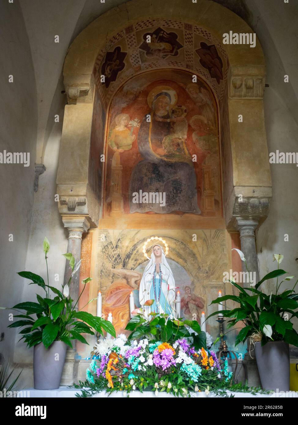 Affresco della Vergine Maria con bambino nella piccola chiesa di San Cristoforo a Cortona Foto Stock