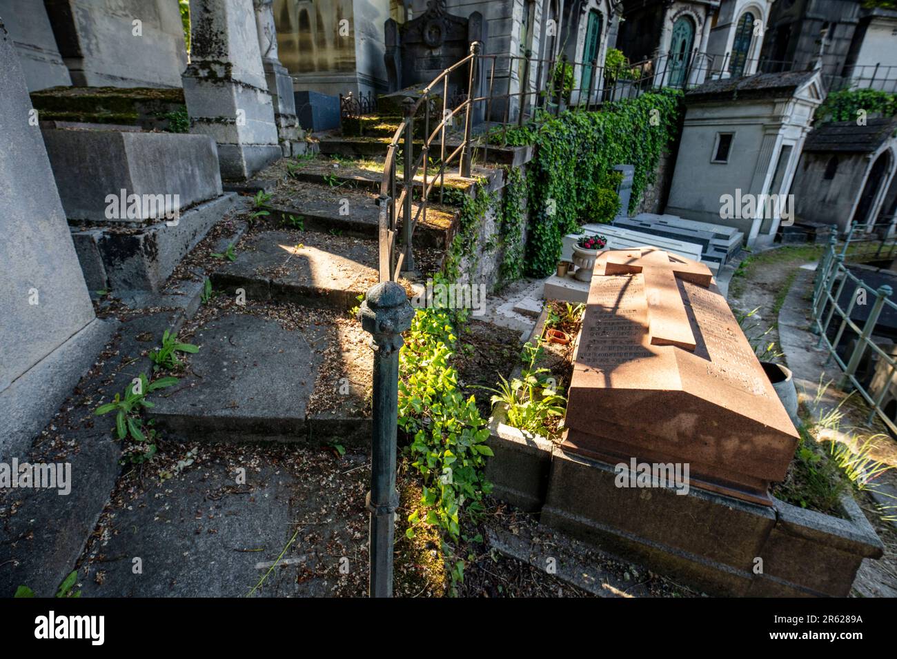 Vista ad alta risoluzione del favoloso cimitero storico di Montmartre, Cimetière du Nord, Parigi, Francia sotto il sole primaverile Foto Stock