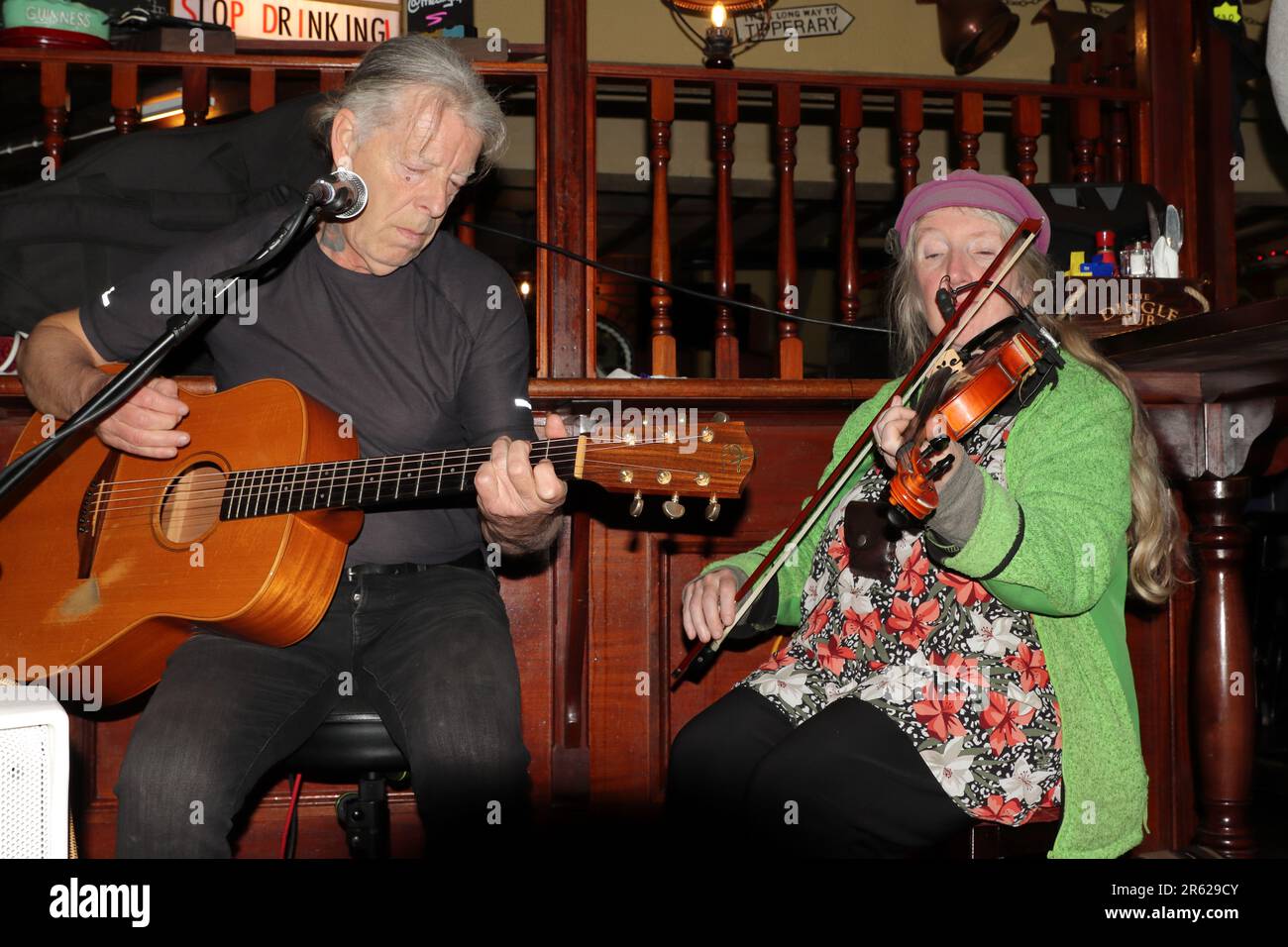 Musica tradizionale irlandese suonata nel Dingle Pub, Dingle, County Kerry, Irlanda Foto Stock