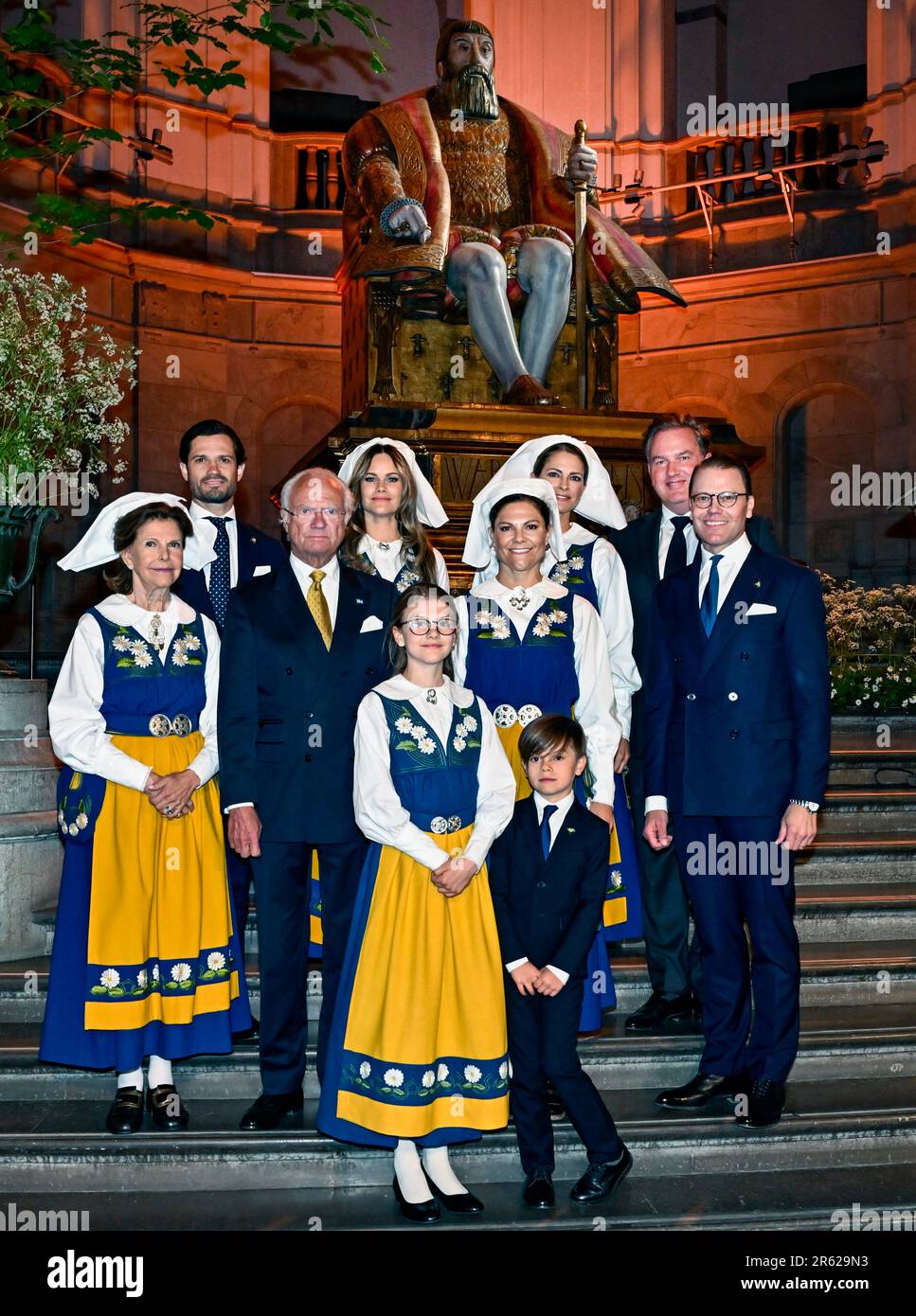 Stoccolma, Svezia. 06th giugno, 2023. La famiglia reale svedese al ricevimento della Giornata Nazionale presso il Museo nordico di fronte alla statua di Gustav Vasa. Prima fila da sinistra: Principe Carlo Filippo, Principessa Sofia, Principessa Madeleine, Cristoforo o'Neill, seconda fila: Regina Silvia, Re Carlo XVI Gustaf, Principessa Corona Victoria, Principe Daniel. Prima fila: Principessa Estelle e Principe Oscar. Stoccolma (Svezia) 6 giugno 2023. Foto: Jonas Ekströmer/TT/code 10030 Credit: TT News Agency/Alamy Live News Foto Stock